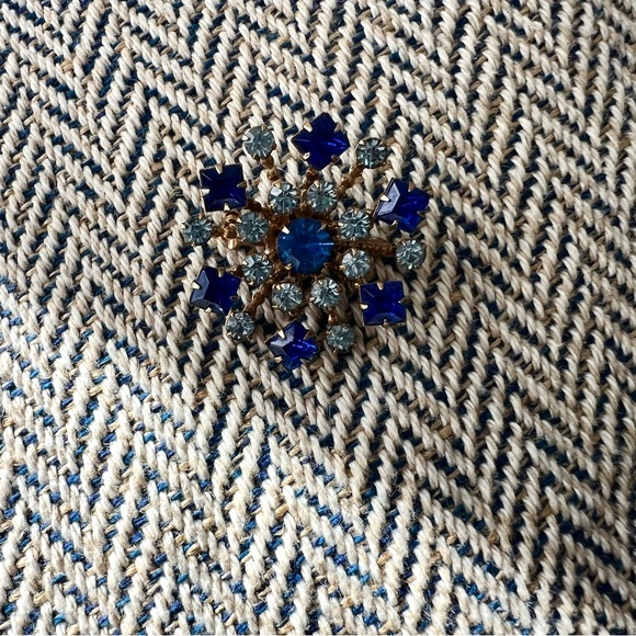 Vintage Atomic Snowflake MCM brooch in shades of blue crystals unmarked - Picture 3 of 6